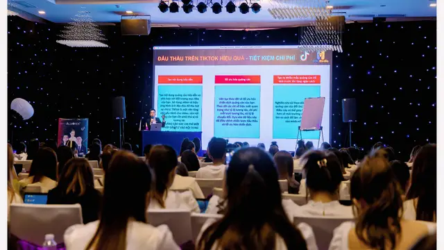 Lê Duy Hiệp trình bày giải pháp TikTok trên sân khấu hội trường