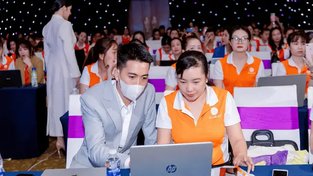 Lê Duy Hiệp hỗ trợ học viên thực hành trực tiếp trên máy tính